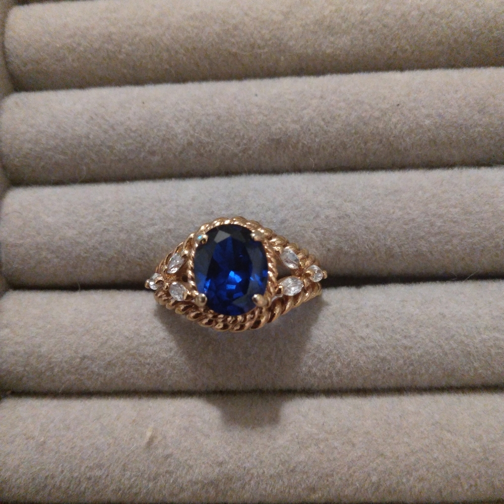 Beautiful ring blue stone goldtone about size 8